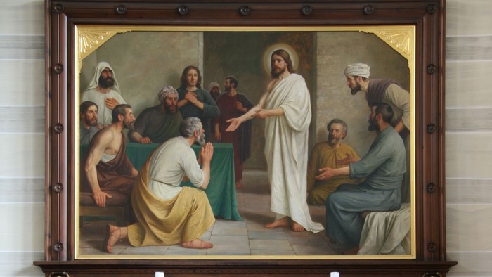 Alter i kirke med maleri af Jesus og hans disciples