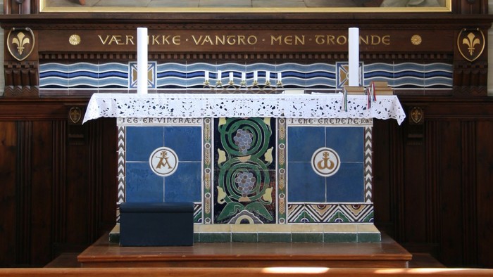 Alter i kirke med maleri af Jesus og hans disciples