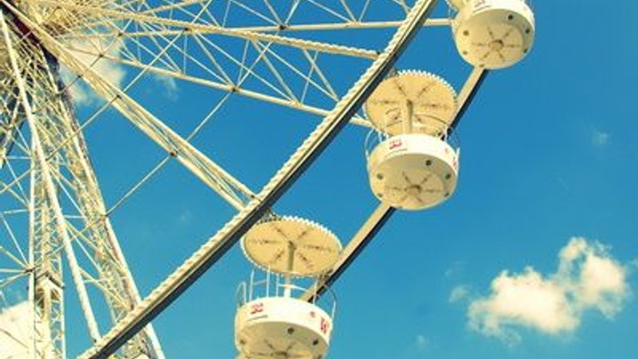 Ein Riesenrad vor blauem Himmel