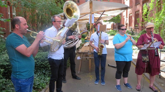 Eine Gruppe von Musikern spielt Instrumente auf einer Straße