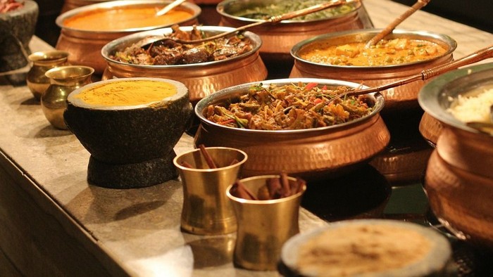 Vielseitiges Buffet mit verschiedenen Gerichten und Getränken