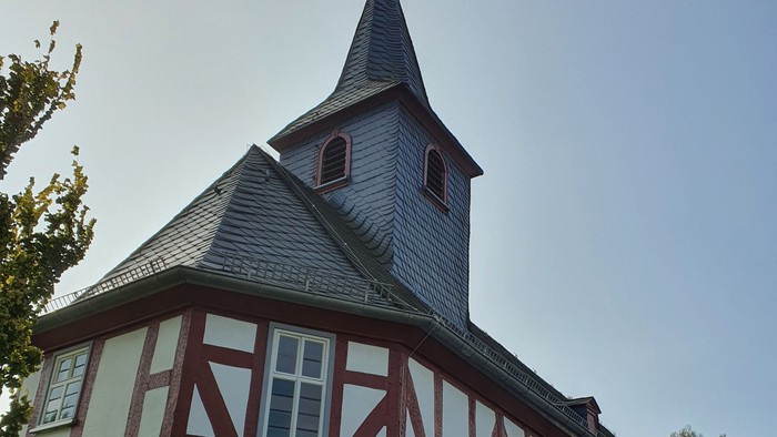 Das Bild zeigt ein traditionelles Fachwerkhaus mit einem markanten Turm.