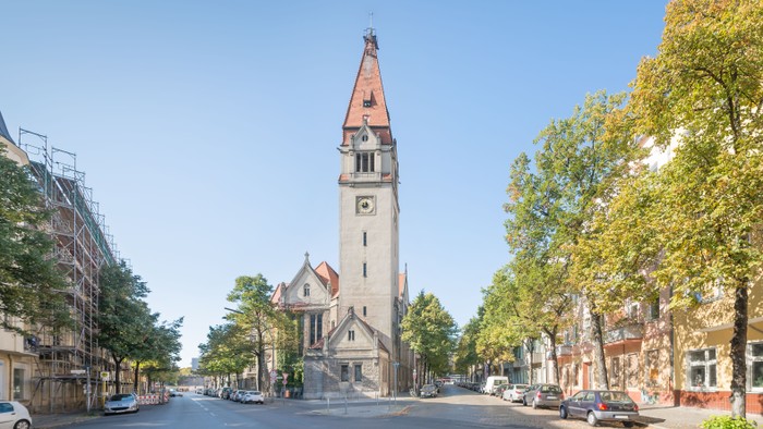 Außenansicht Philipp-Melanchthon-Kirche im Sommer