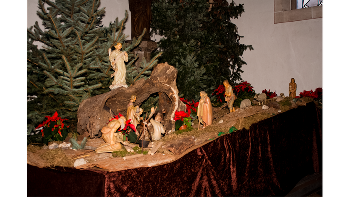 Eine Weihnachtskrippe mit Figuren und Tannenbaum