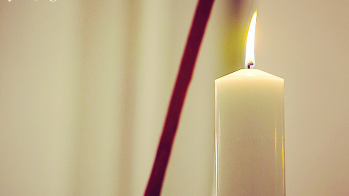 En lysende lyse ståender ved en rød stang.