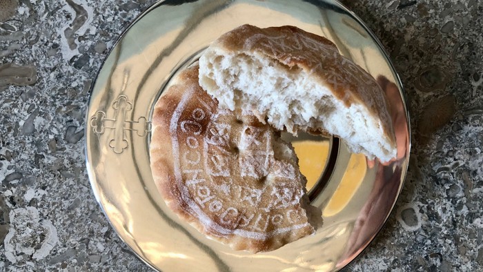 En smørrebrød med rugbrød og en gulostskive på en metallade plate