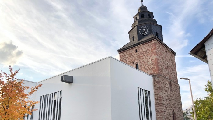 Modernes Gebäude mit hohem Uhrturm