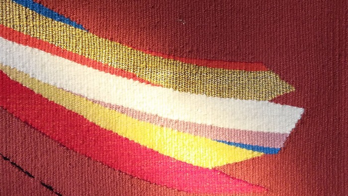 Rotes Antipendium an der Kanzel