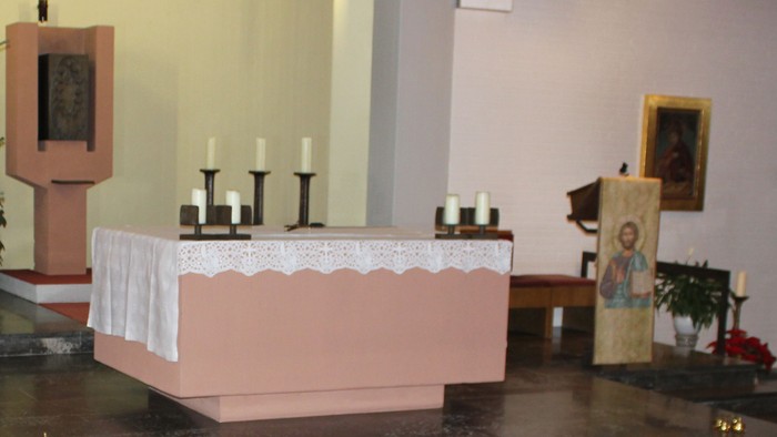 Innenraum einer Kirche mit Weihnachtsbaum und Altar