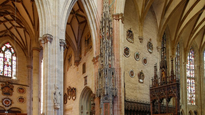 Großartige gotische Kathedrale mit hohem Gewölbe und Schachbrettboden