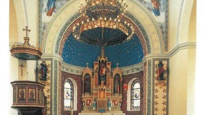 Innenraum einer Kirche mit Altar und Kirchenbänken