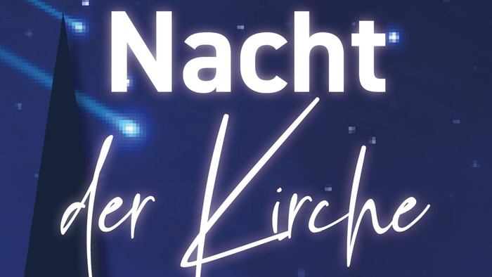 Nachtkirche, beleuchteter Text auf dunklem Hintergrund mit Sternen