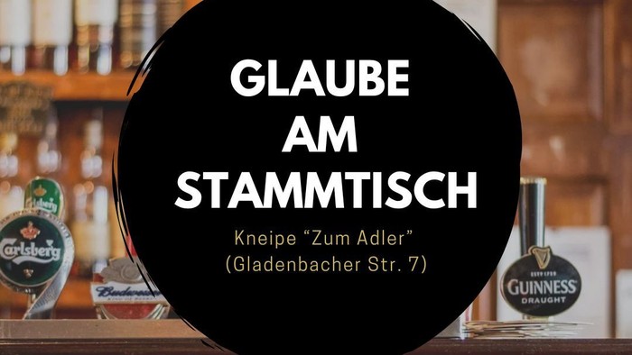 Thekentresen mit verschiedenen Bierdeckeln und Flaschen, darunter ein auffälliger schwarzer Bierdeckel mit der deutschen Aufschrift *„GLAUBE AM STAMMTISCH“* und *„Kneipe ‚Zum Adler‘ (Gladenbacher Str. 7)“*.