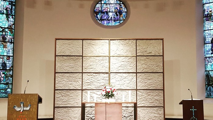 Die Kirche mit Altarraum, zwei Kanzeln und einem Rundfenster.