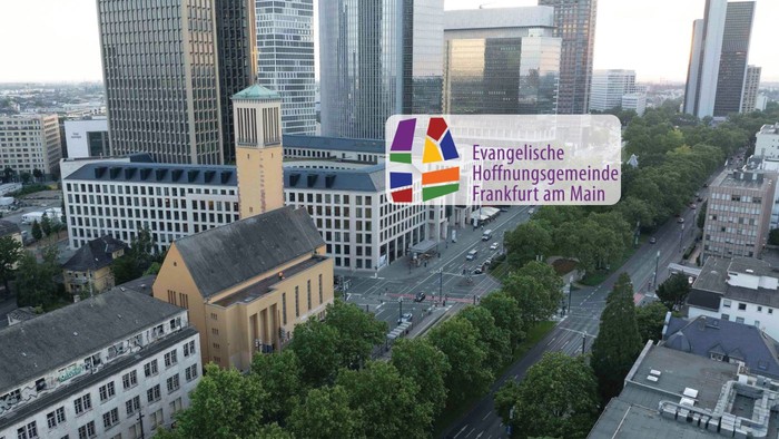 Stadtansicht mit Kirche und modernen Hochhäusern, Logo der Evangelischen Hofnungsgemeinde Frankfurt am Main