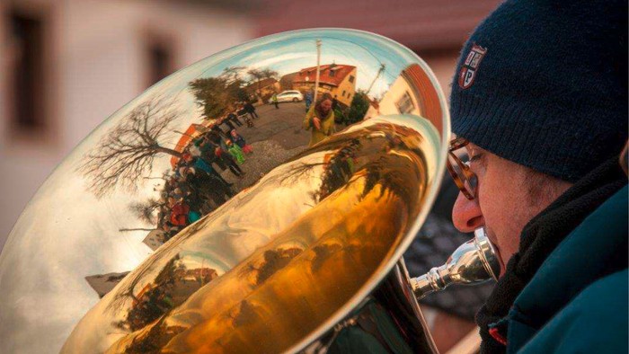 Bläser spielen Posaune, Text in Deutsch