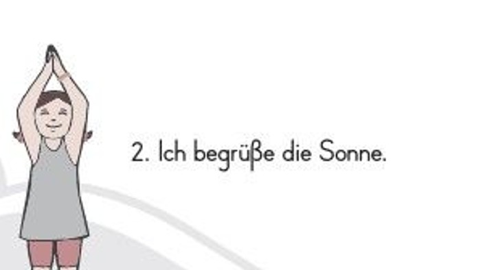 Ein Mädchen führt drei Yoga-Posen aus: Namaste, Sonnengruß und Erdkneifung.