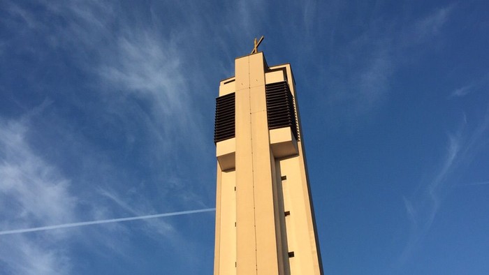 Hohe Uhrturm vor blauem Himmel
