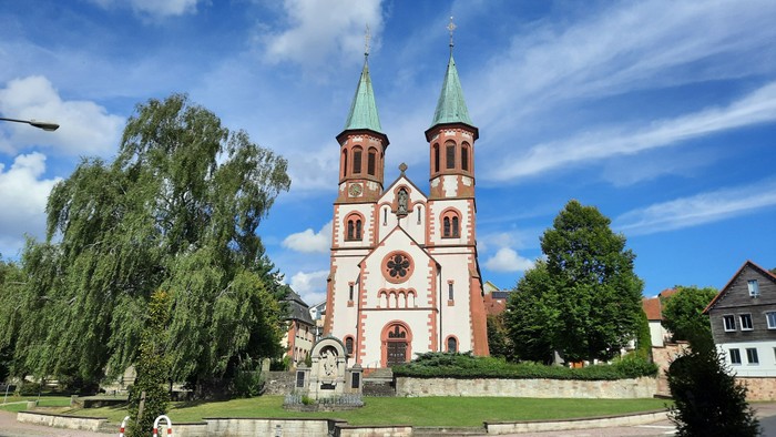 Bunte Kirche mit zwei Türmen im Grünen