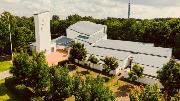 Dronefoto af kirken varme farver