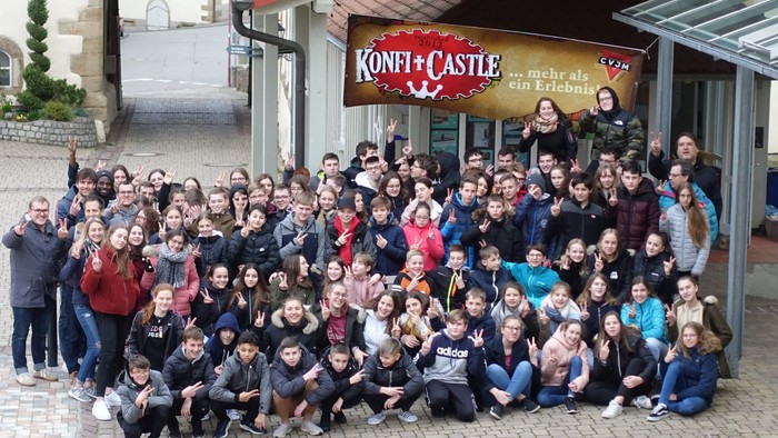 Große Gruppe von Menschen vor Konfi & Castle