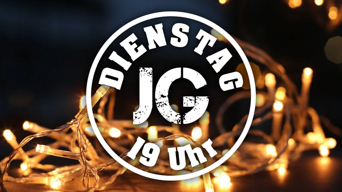Weihnachtsdekoration mit "DIENSTAG 19 UHR" Aufdruck