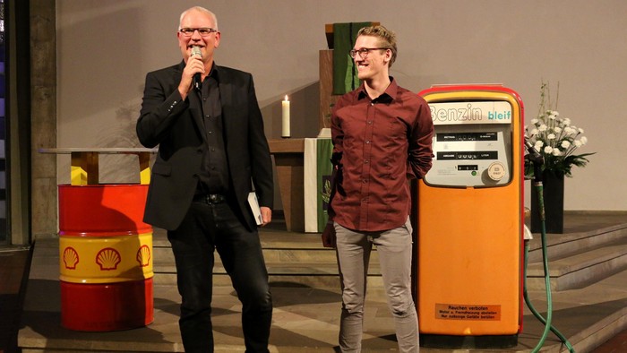 Pfarrer Thomas Peters und Erik thielbürger vor der tankBar-Säule