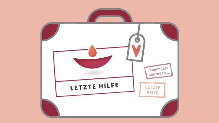 Ein weißer Koffer mit roten Akzenten und Aufklebern, einer mit der Aufschrift "Letzte Hilfe" und ein Etikett mit der Aufschrift "Letzte Reise".