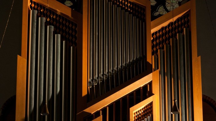 Große Kirchenorgel mit filigranem Design und verzierten Pfeifen.