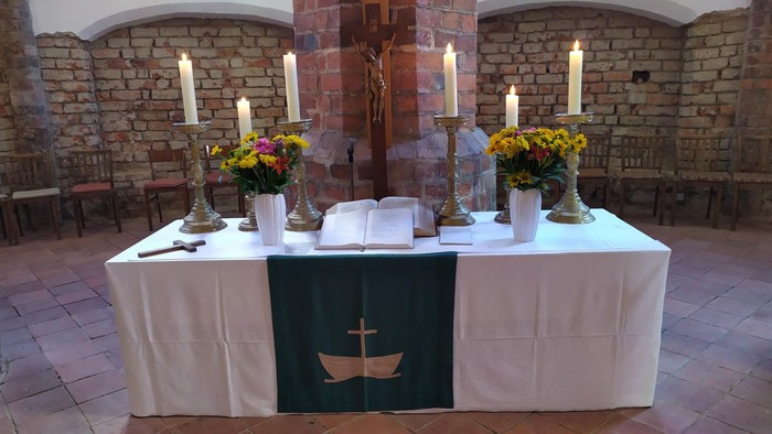 Ein Altar in einer Kirche mit Kerzen und Blumen