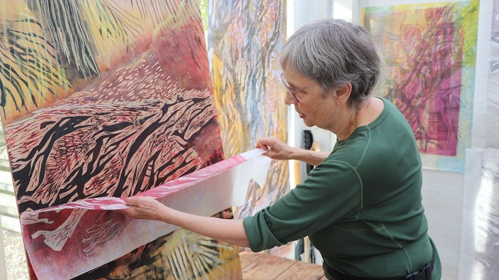 Kunstner arbejder med maleri i atelier