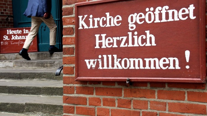 Das Schild heißt Besucher willkommen.