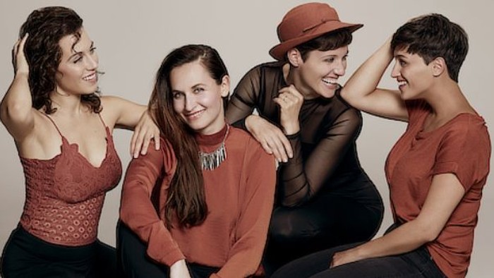 Vier Jugendliche feiern bei der Berliner a cappella Festival 2024