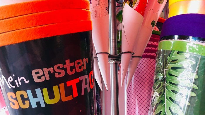 Bunte Trinkflaschen in verschiedenen Farben und Mustern