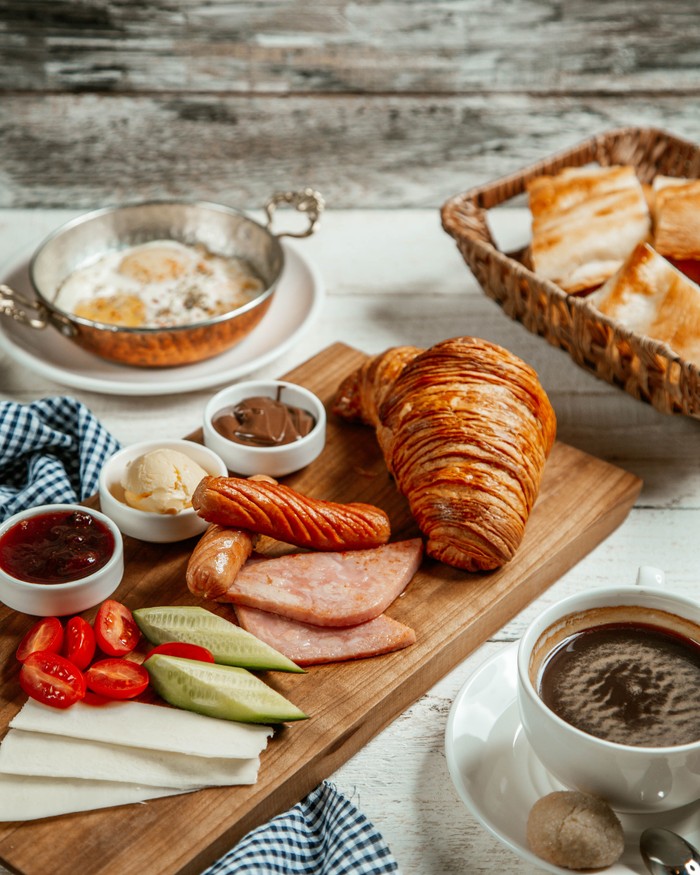 frisches-croissant-mit-bratwurst-und-kaese.jpg