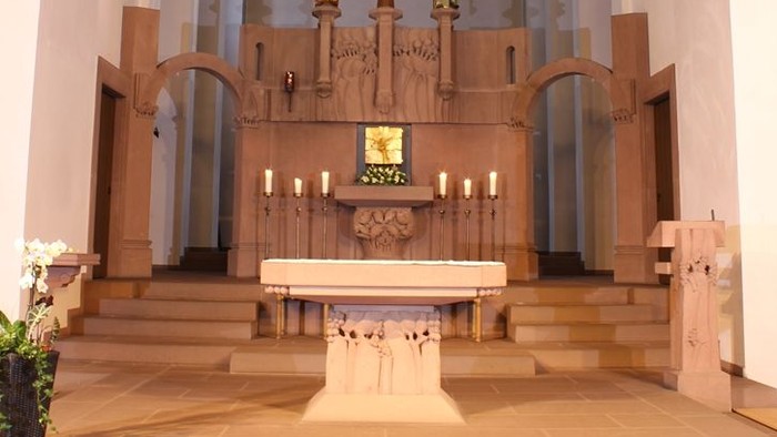 Die Kirche mit Altar, Kreuz und farbigem Fenster