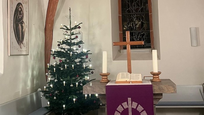 Kircheninneres mit Weihnachtsbaum und Altar