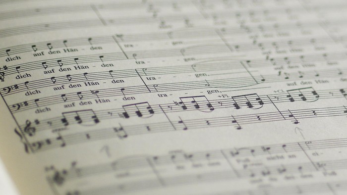 Ein Notenblatt mit musikalischer Notation.