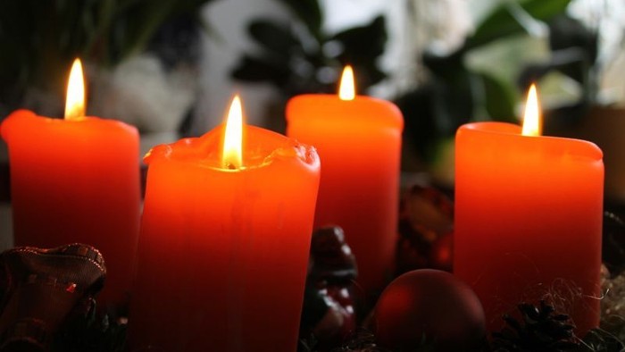Vier brennende Kerzen auf einem Adventskranz