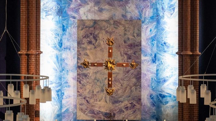 Großes Kircheninnere mit Kreuz und Altartisch