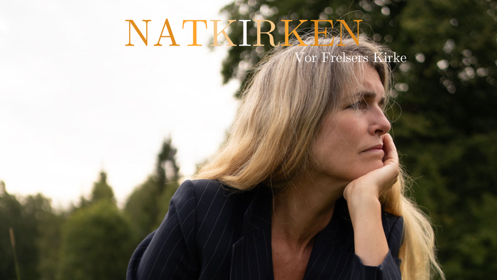 Kvinde i naturen med tankefuld udtryk