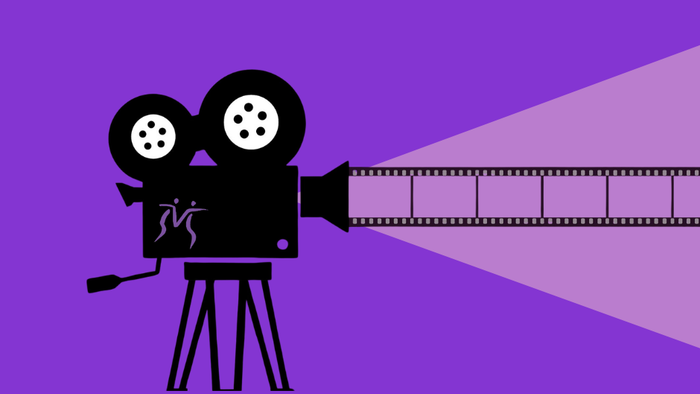 En filmkamera på en tripod med filmbånd.