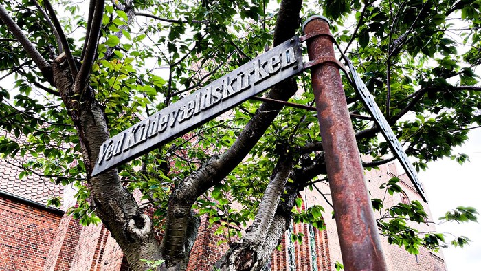 En gadeplade med et skilt der siger 