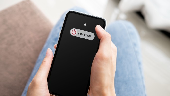 En person holder et smartphone med