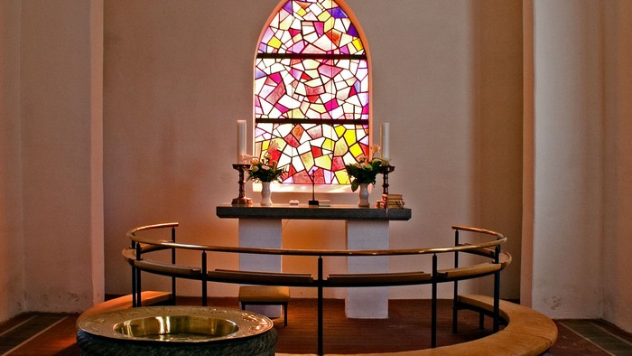 Alter i kirke med farverige vinduesglas