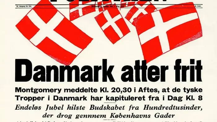 Politisk avis med danske flag og overskrift 'Danmark atter frit'