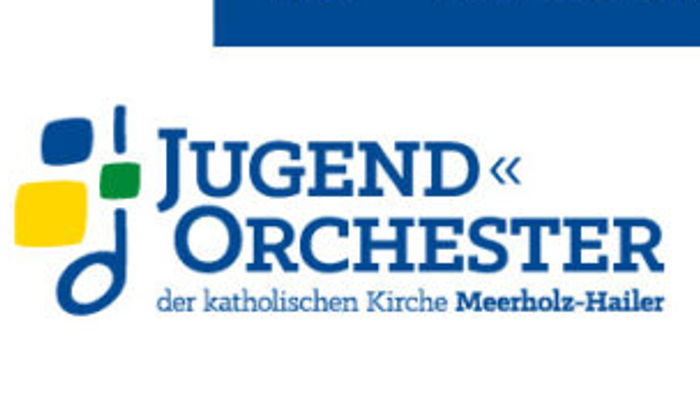 Ein Frau spielt Flöte vor Kindern, umwerben sie für den Schnupper-Nachmittag der Jugend Orchester Hailer