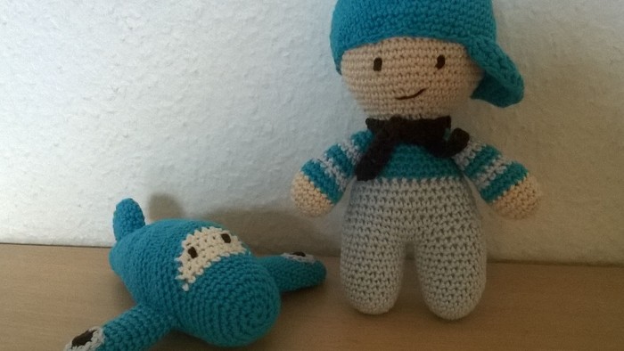 To doller i blå og hvid, en siddende og en liggende.