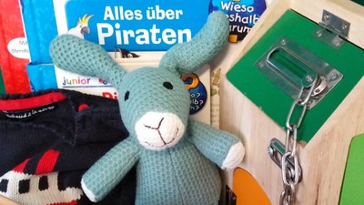 Stofftier, Bücher, Spielzeug und Holz-Eisenbahnschienen