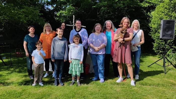 Eine große Familie posiert im Freien für ein Gruppenfoto.